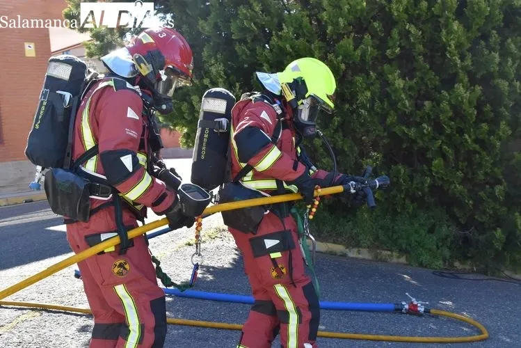Maniobra en la que los bomberos de Salamanca sofocan un incendio bajo rasante | FOTOS: Vanesa Martins 