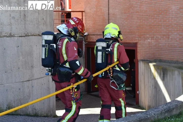 Maniobra en la que los bomberos de Salamanca sofocan un incendio bajo rasante | FOTOS: Vanesa Martins 
