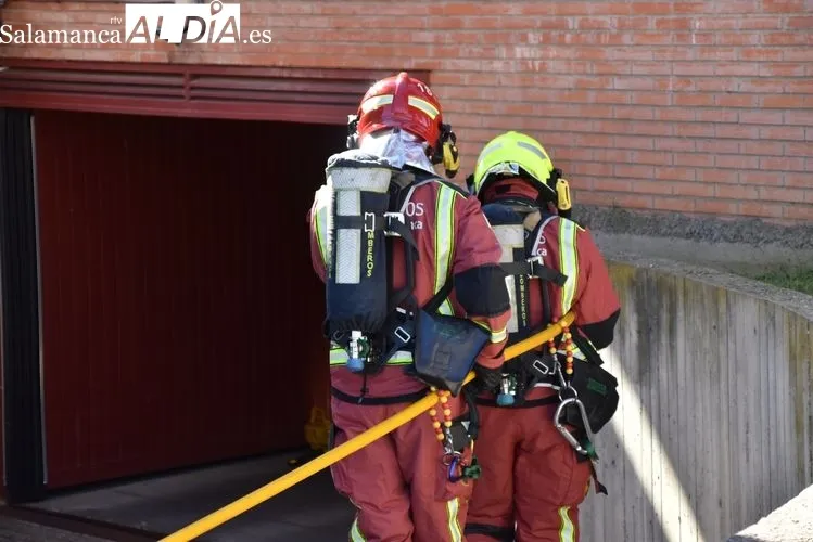 Maniobra en la que los bomberos de Salamanca sofocan un incendio bajo rasante | FOTOS: Vanesa Martins 