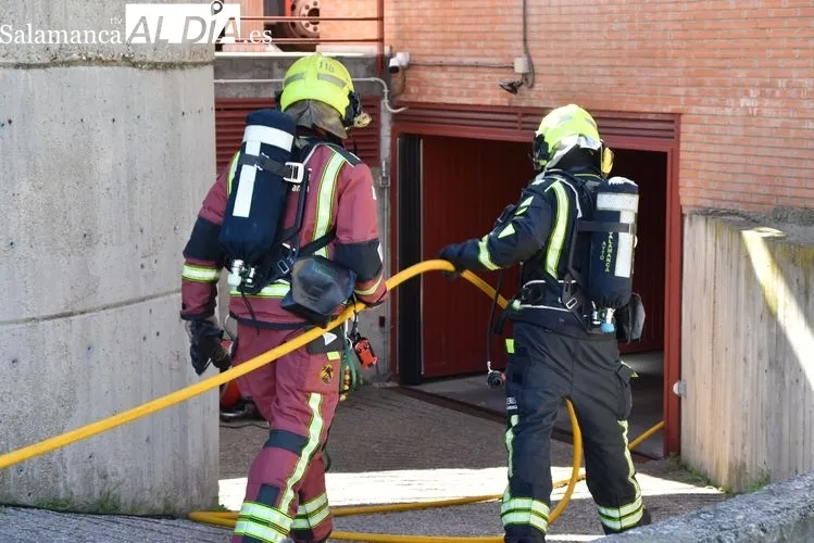 Maniobra en la que los bomberos de Salamanca sofocan un incendio bajo rasante | FOTOS: Vanesa Martins 