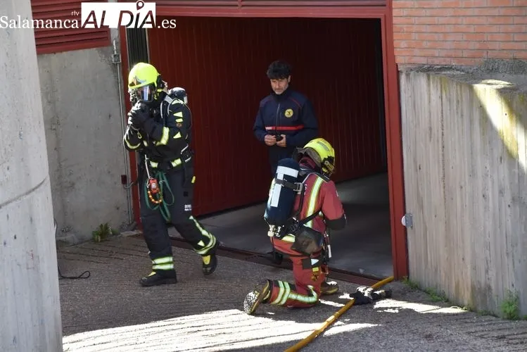 Maniobra en la que los bomberos de Salamanca sofocan un incendio bajo rasante | FOTOS: Vanesa Martins 