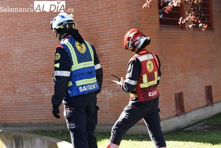 Maniobra en la que los bomberos de Salamanca sofocan un incendio bajo rasante | FOTOS: Vanesa Martins 
