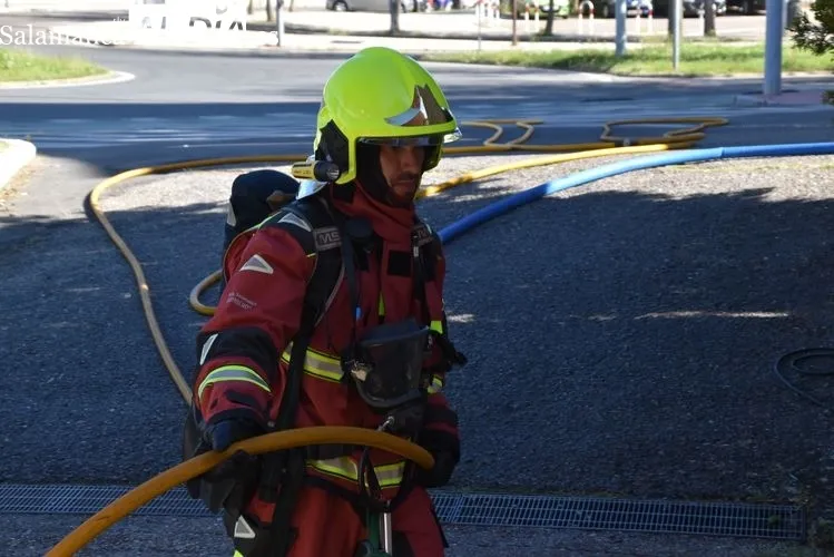 Maniobra en la que los bomberos de Salamanca sofocan un incendio bajo rasante | FOTOS: Vanesa Martins 