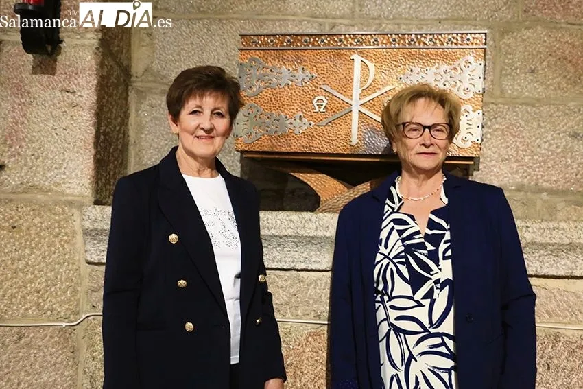 Esther Madruga y Juana López, mayordomas del Santísimo / CORRAL