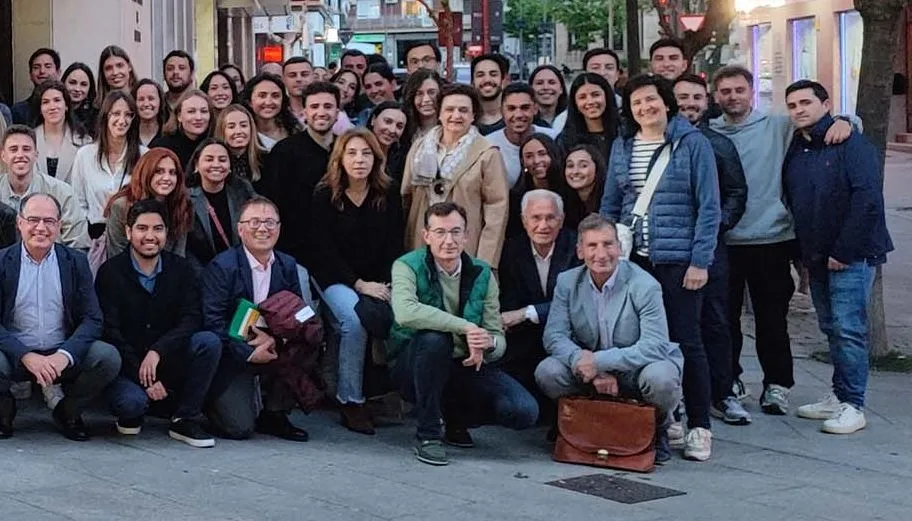 Nuevo MIR junto al Colegio de Médicos y responsables del mismo. Foto: Colegio de Médicos de Salamanca