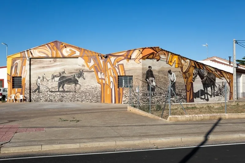 Algunos ejemplos de pinturas murales sobre los trabajos del campo en la provincia de Salamanca. Fotos: Street Art Provincia Salamanca.