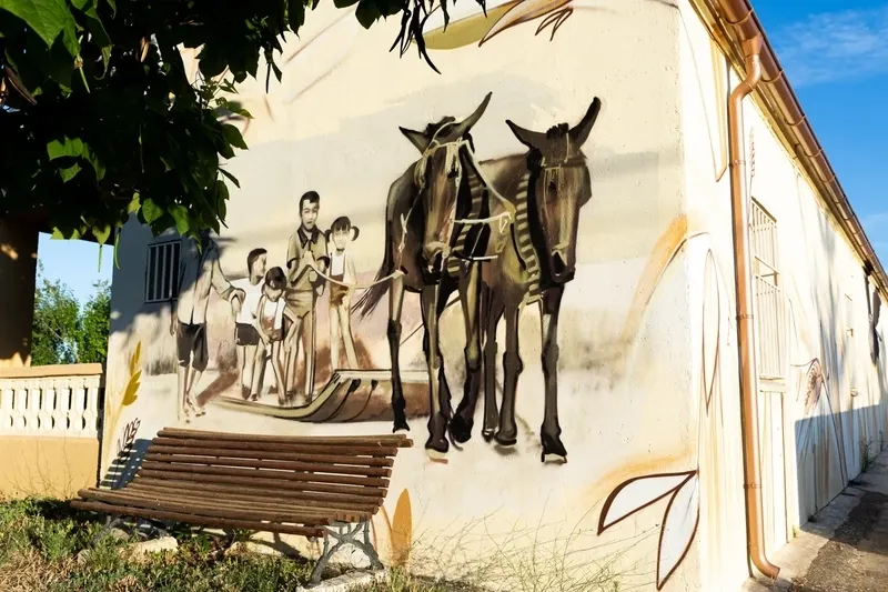 Algunos ejemplos de pinturas murales sobre los trabajos del campo en la provincia de Salamanca. Fotos: Street Art Provincia Salamanca.