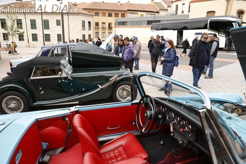 Arranque de vehículos antiguos junto al Museo de Historia de la Automoción. Foto: David Sañudo