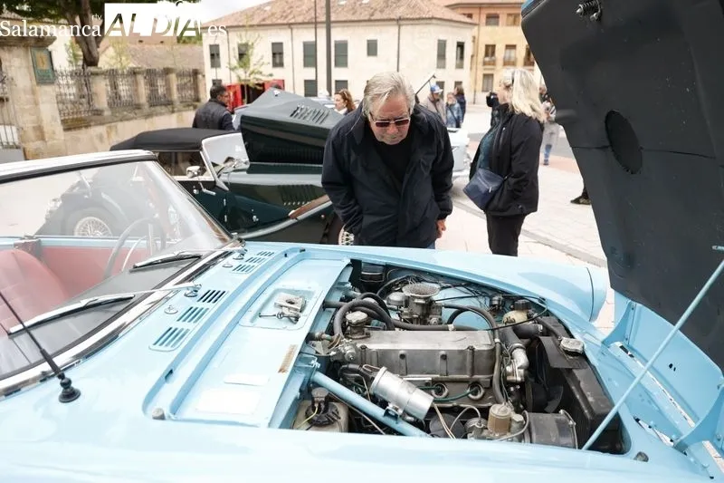 Arranque de vehículos antiguos junto al Museo de Historia de la Automoción. Foto: David Sañudo