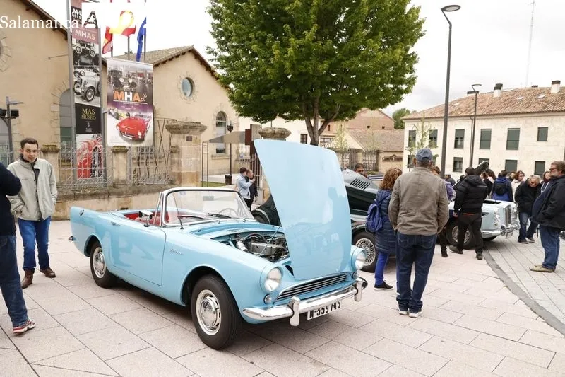 Arranque de vehículos antiguos junto al Museo de Historia de la Automoción. Foto: David Sañudo