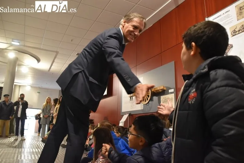 Javier Sánchez Velasco el primer número del nuevo pasaporte del Museo de Historia de la Automoción de Salamanca. Foto: Vanesa Martins