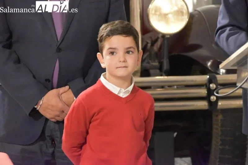 Javier Sánchez Velasco el primer número del nuevo pasaporte del Museo de Historia de la Automoción de Salamanca. Foto: Vanesa Martins