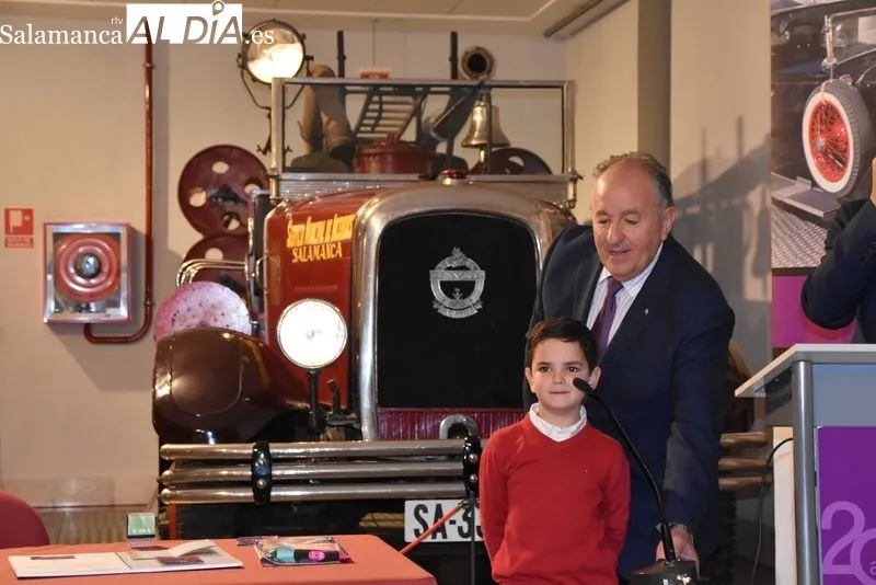 Javier Sánchez Velasco el primer número del nuevo pasaporte del Museo de Historia de la Automoción de Salamanca. Foto: Vanesa Martins