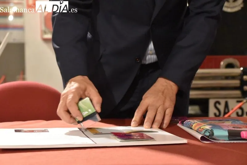 Javier Sánchez Velasco el primer número del nuevo pasaporte del Museo de Historia de la Automoción de Salamanca. Foto: Vanesa Martins