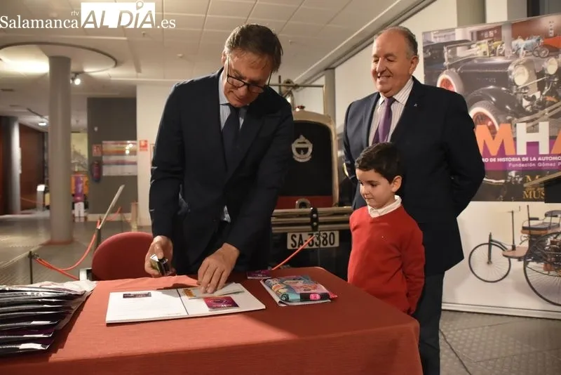 Javier Sánchez Velasco el primer número del nuevo pasaporte del Museo de Historia de la Automoción de Salamanca. Foto: Vanesa Martins