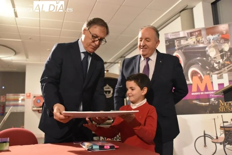 Javier Sánchez Velasco el primer número del nuevo pasaporte del Museo de Historia de la Automoción de Salamanca. Foto: Vanesa Martins