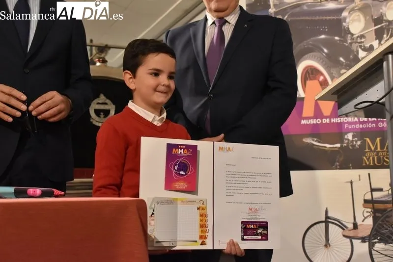 Javier Sánchez Velasco el primer número del nuevo pasaporte del Museo de Historia de la Automoción de Salamanca. Foto: Vanesa Martins