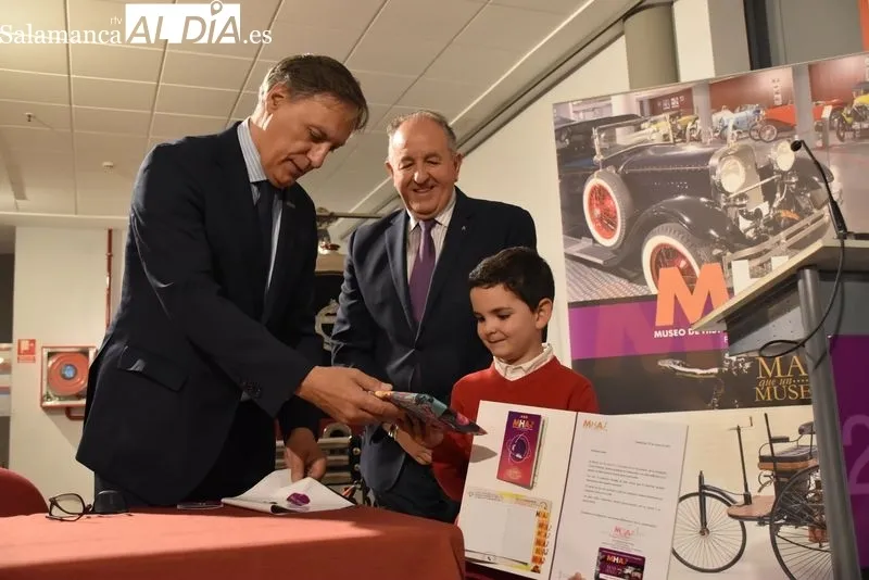 Javier Sánchez Velasco el primer número del nuevo pasaporte del Museo de Historia de la Automoción de Salamanca. Foto: Vanesa Martins