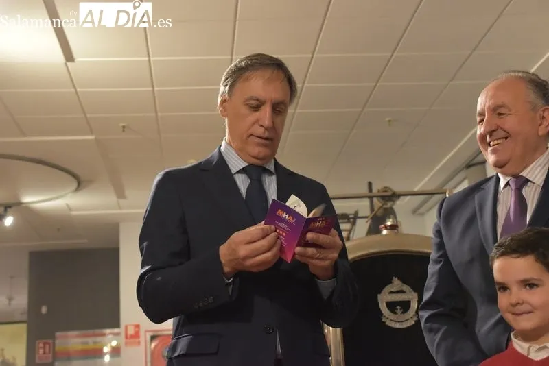 Javier Sánchez Velasco el primer número del nuevo pasaporte del Museo de Historia de la Automoción de Salamanca. Foto: Vanesa Martins