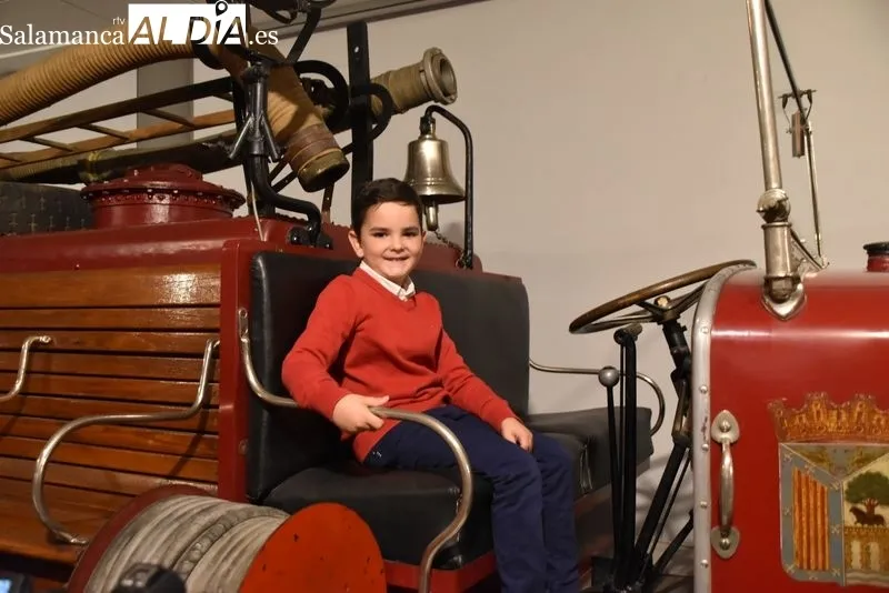 Javier Sánchez Velasco el primer número del nuevo pasaporte del Museo de Historia de la Automoción de Salamanca. Foto: Vanesa Martins