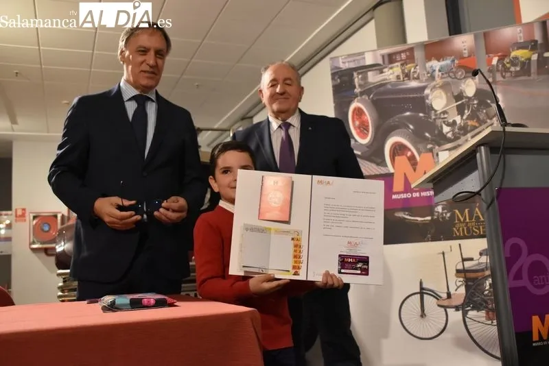 Javier Sánchez Velasco el primer número del nuevo pasaporte del Museo de Historia de la Automoción de Salamanca. Foto: Vanesa Martins