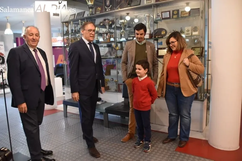 Javier Sánchez Velasco el primer número del nuevo pasaporte del Museo de Historia de la Automoción de Salamanca. Foto: Vanesa Martins