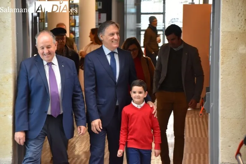 Javier Sánchez Velasco el primer número del nuevo pasaporte del Museo de Historia de la Automoción de Salamanca. Foto: Vanesa Martins