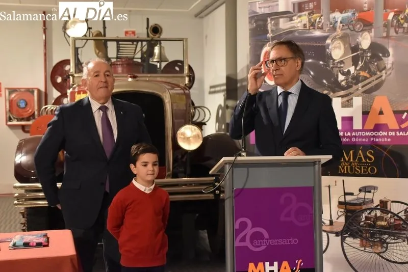 Javier Sánchez Velasco el primer número del nuevo pasaporte del Museo de Historia de la Automoción de Salamanca. Foto: Vanesa Martins