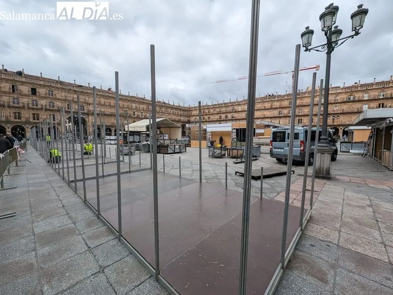 Montaje de casetas en la Plaza Mayor de Salamanca. Foto: David Sañudo