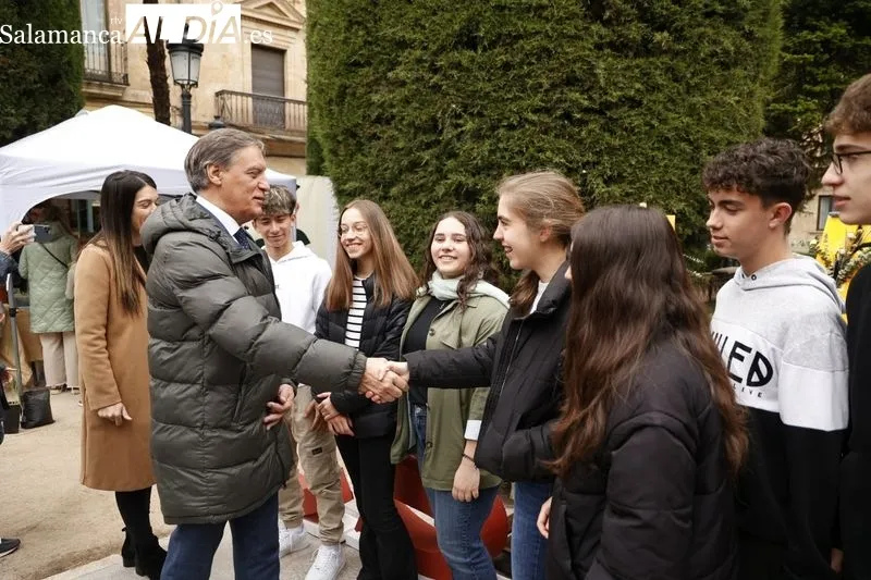 El Colegio Maestro Ávila recibía en la plaza de la Libertad su premio como ganador del juego ‘Biotesoros Urbanos’ de Salamanca Fascinación Verde. Foto: David Sañudo