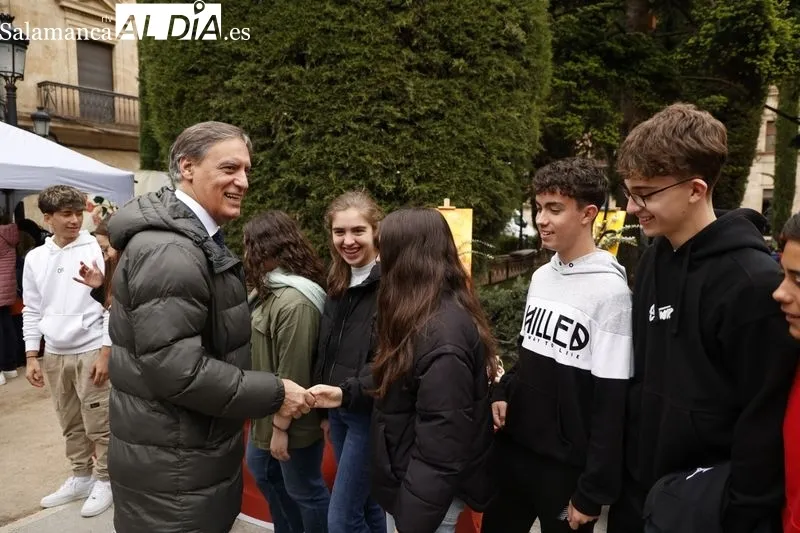 El Colegio Maestro Ávila recibía en la plaza de la Libertad su premio como ganador del juego ‘Biotesoros Urbanos’ de Salamanca Fascinación Verde. Foto: David Sañudo