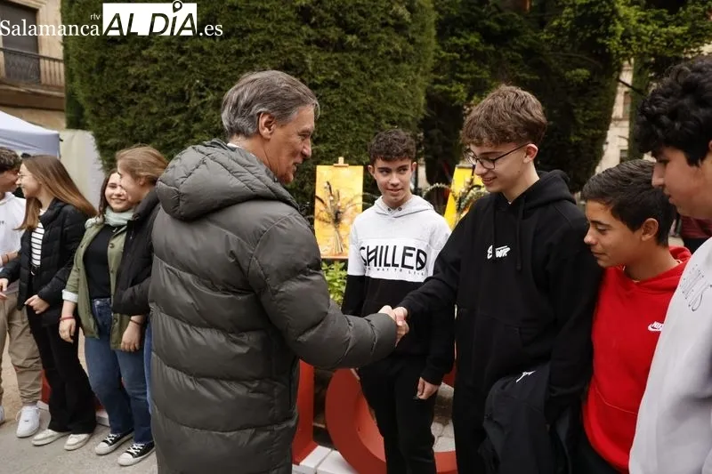 El Colegio Maestro Ávila recibía en la plaza de la Libertad su premio como ganador del juego ‘Biotesoros Urbanos’ de Salamanca Fascinación Verde. Foto: David Sañudo