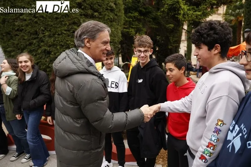 El Colegio Maestro Ávila recibía en la plaza de la Libertad su premio como ganador del juego ‘Biotesoros Urbanos’ de Salamanca Fascinación Verde. Foto: David Sañudo