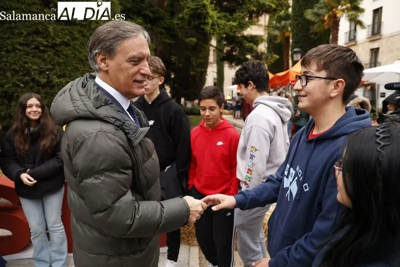 El Colegio Maestro Ávila recibía en la plaza de la Libertad su premio como ganador del juego ‘Biotesoros Urbanos’ de Salamanca Fascinación Verde. Foto: David Sañudo