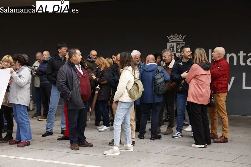 Protesta a la puerta de la Delegación de la Junta por los 13 despidos de trabajadores del Albergue de Llano Alto. Foto: David Sañudo