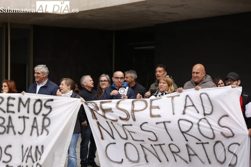 Protesta a la puerta de la Delegación de la Junta por los 13 despidos de trabajadores del Albergue de Llano Alto. Foto: David Sañudo