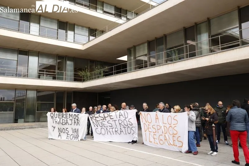 Protesta a la puerta de la Delegación de la Junta por los 13 despidos de trabajadores del Albergue de Llano Alto. Foto: David Sañudo