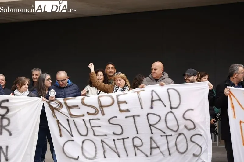 Protesta a la puerta de la Delegación de la Junta por los 13 despidos de trabajadores del Albergue de Llano Alto. Foto: David Sañudo