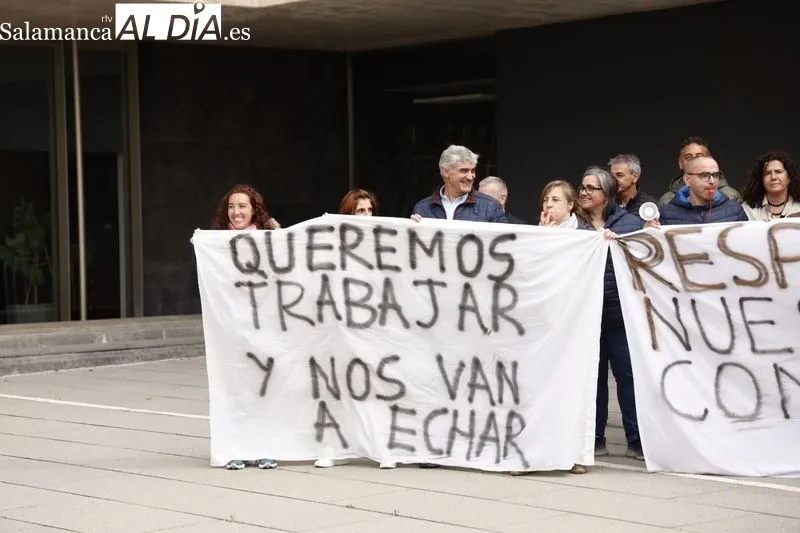 Protesta a la puerta de la Delegación de la Junta por los 13 despidos de trabajadores del Albergue de Llano Alto. Foto: David Sañudo