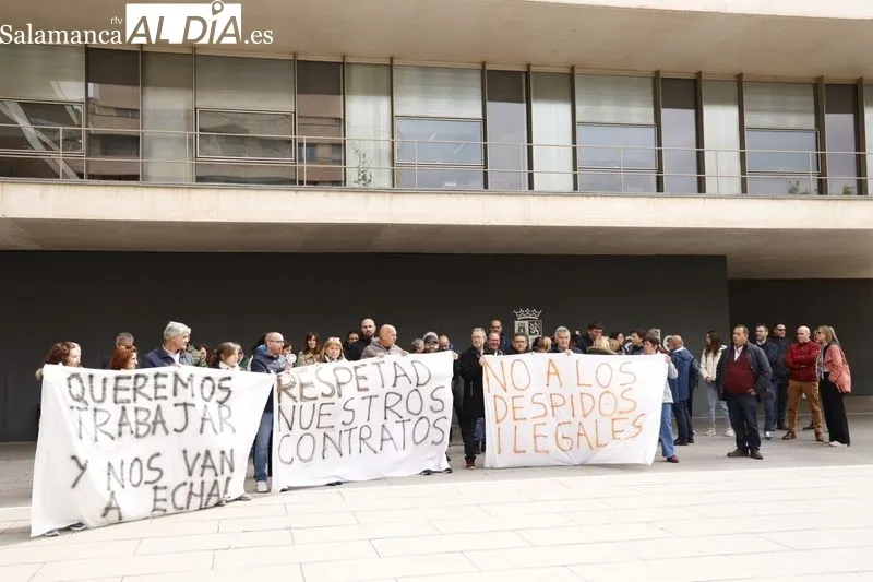 Protesta a la puerta de la Delegación de la Junta por los 13 despidos de trabajadores del Albergue de Llano Alto. Foto: David Sañudo