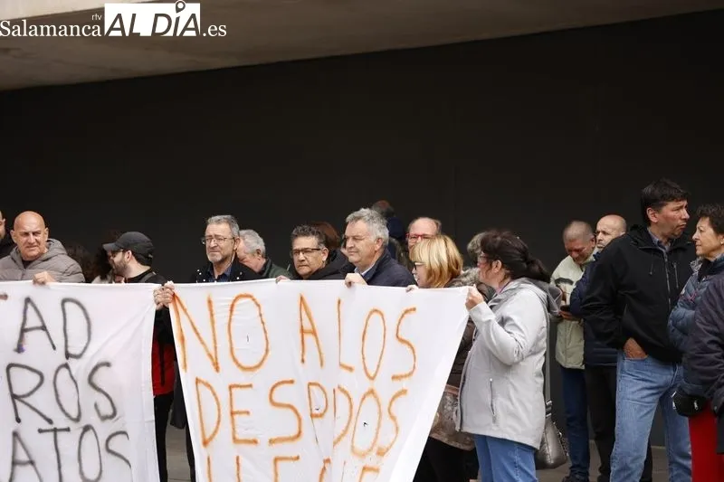 Protesta a la puerta de la Delegación de la Junta por los 13 despidos de trabajadores del Albergue de Llano Alto. Foto: David Sañudo