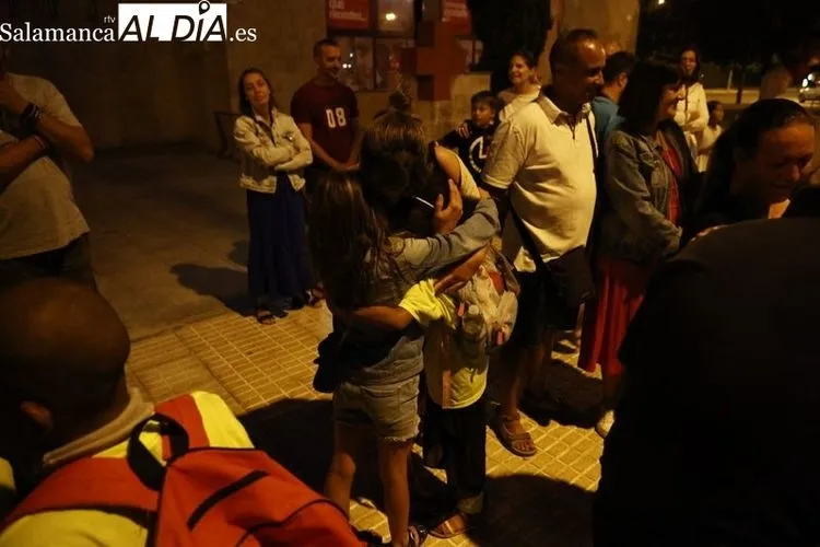 Imagen del reencuentro entre un niño y una familia en su llegada a Salamanca el pasado verano | FOTO: David Sañudo 