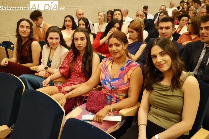 Emotiva graduación de los alumnos de Educación Infantil y Primaria de la UPSA | FOTOS: David Sañudo 
