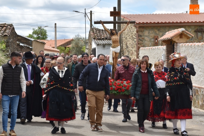 Saelices el Chico abre sus fiestas procesionando la Santa Cruz con un gran apoyo institucional