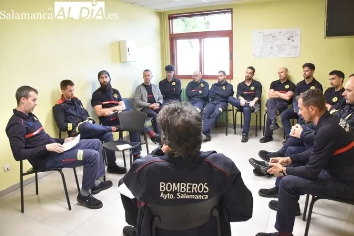 As&iacute; apagan los bomberos un incendio en un garaje  | Imagen 1