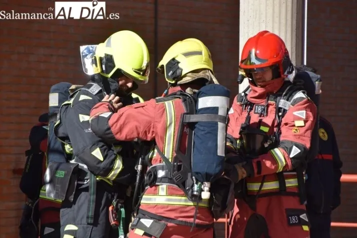 As&iacute; apagan los bomberos un incendio en un garaje  | Imagen 2