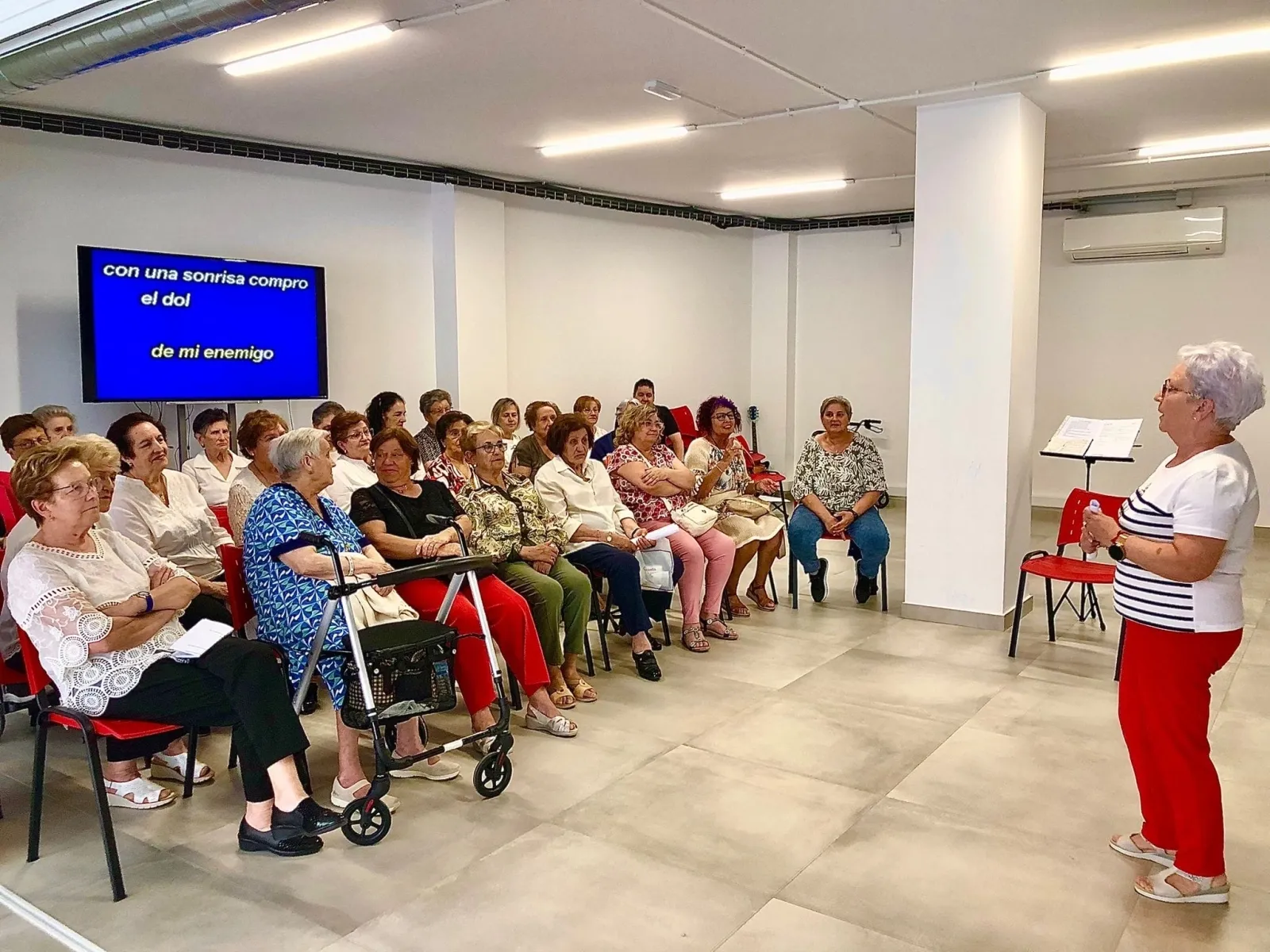 Foto 2 - Un recital despide el curso para los nuevos talleres de canto para mayores y voluntariado de Cruz Roja
