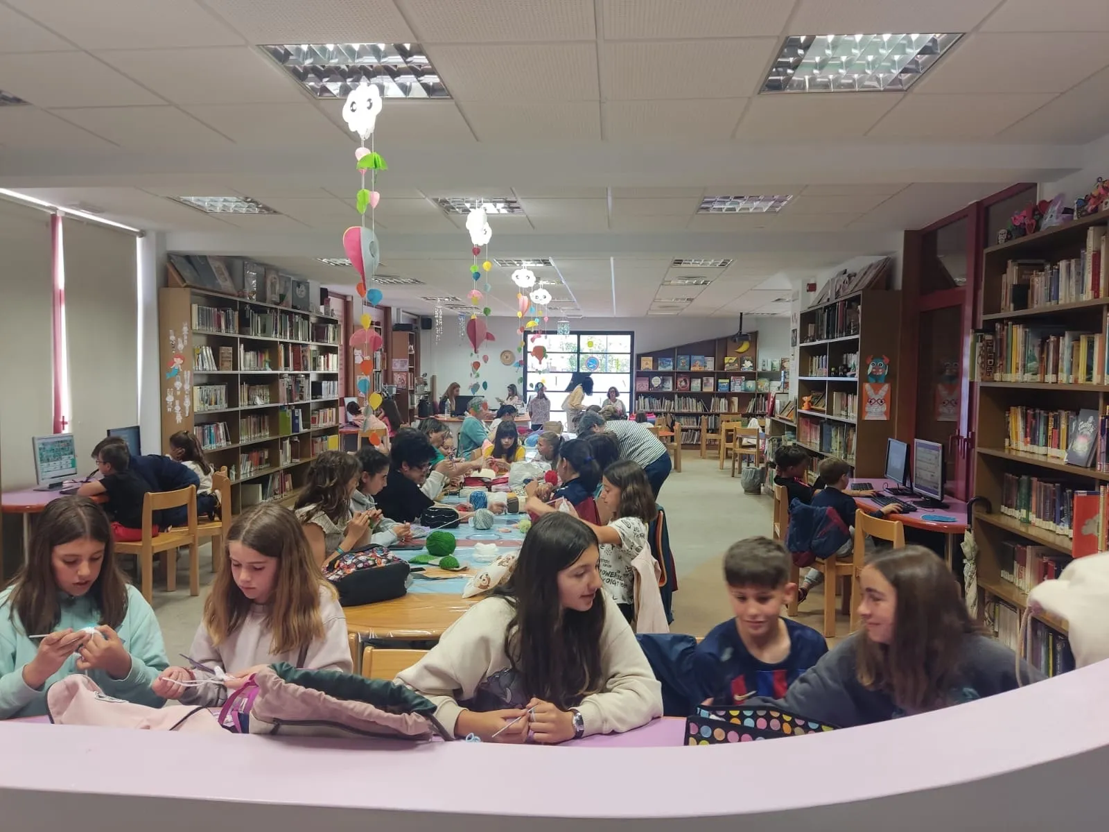 Foto 3 - Punto y final m&aacute;s que animado para el primer taller intergeneracional de ganchillo