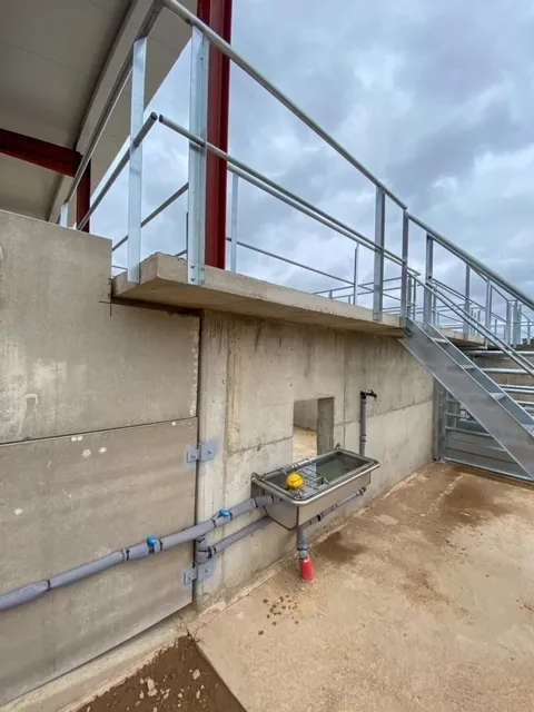 Se han construido dos modernas naves ganaderas, cada una con 18 corrales y una capacidad total para albergar 650 terneros