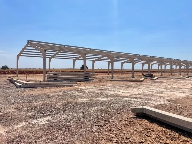 Se han construido dos modernas naves ganaderas, cada una con 18 corrales y una capacidad total para albergar 650 terneros